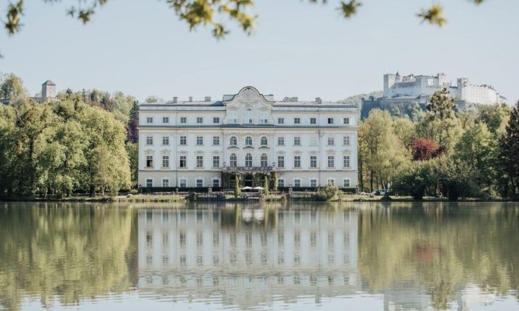 Na slici su jezero i zamak Leopoldskron u Salzburgu