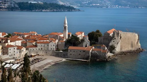 Na slici je grad Budva
