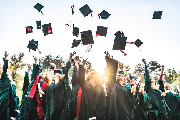 na slici su studenti na dodjeli diploma