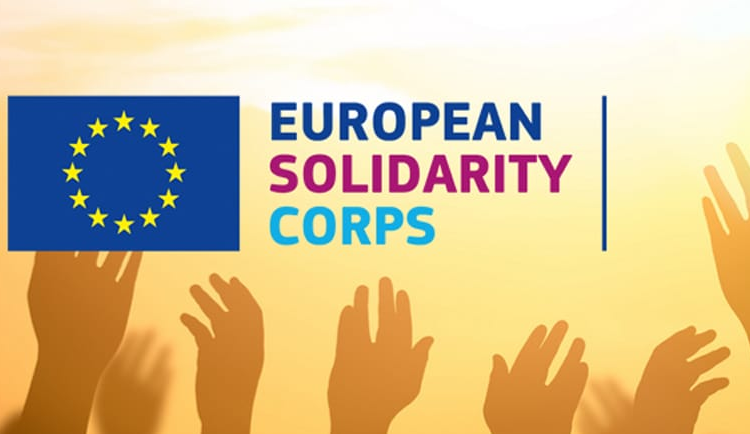 Na slici je logo erasmus+