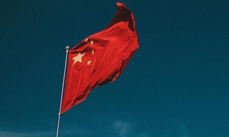 na slici je zastava NR Kine