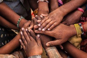 Na slici su ruke ljudi u znaku podrske