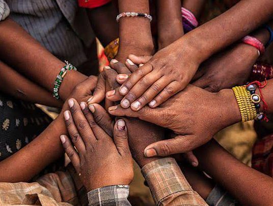 Na slici su ruke ljudi u znaku podrske