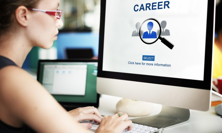 Na slici je djevojka koja gleda u kompjuter