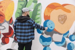 Na slici je covjek sa muralom