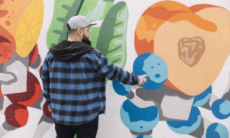 Na slici je covjek sa muralom