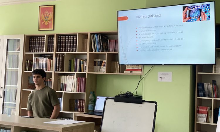 radionica u bijelom polju, predavac prica i iza njega je prezentacija