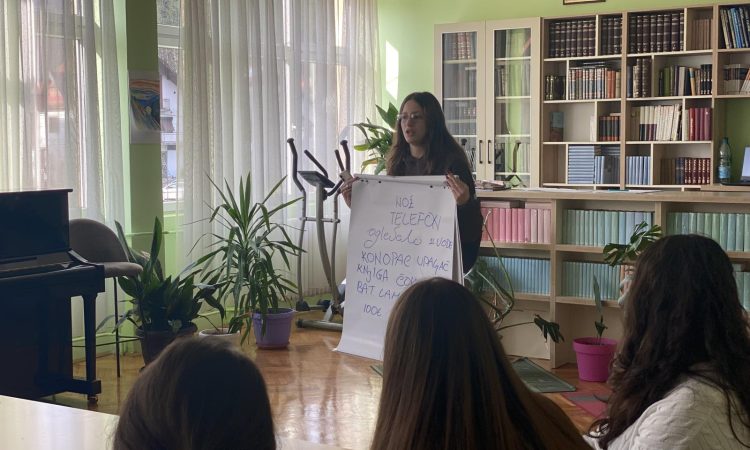 na slici djevojka koja drzi predavanje prica i drzi papir preko kojeg objasnjava