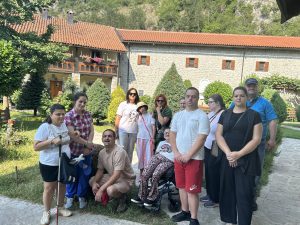 Grupna slika unutar manastira