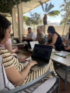 Djevojka koristi laptop, formira dokumenta