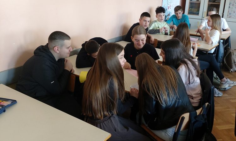m!M održala radionicu medijske pismenosti u OŠ „21. maj“ NVO Mladiinfo Montenegro (m!M) održala je 11. marta 2026. godine radionicu medijske pismenosti u OŠ „21. maj“ u Podgorici. Edukativna aktivnost realizovana je u okviru Erasmus+ projekta Mind Over Screens. Cilj radionice bio je da učenici razviju sposobnost kritičkog sagledavanja medijskih sadržaja i odgovornog pristupanja informacijama koje svakodnevno dobijaju putem interneta, društvenih mreža i drugih medija. Učenici su se upoznali sa pojmom medijske pismenosti i naučili kako da prepoznaju lažne vijesti i druge obmanjujuće sadržaje. Kroz praktične primjere razgovarali su o značaju provjere izvora, autora, datuma objavljivanja i dokaza navedenih u medijskim sadržajima. Posebna pažnja posvećena je načinima provjere tačnosti informacija prije njihovog prihvatanja ili daljeg dijeljenja. Učenici su podstaknuti da ne donose zaključke samo na osnovu naslova, već da analiziraju cjelokupan sadržaj i informacije uporede sa pouzdanim izvorima. Radionica je završena Kahoot kvizom, kroz koji su učenici na zabavan i interaktivan način provjerili stečeno znanje o medijskoj pismenosti, lažnim vijestima i kritičkom razmišljanju. Projekat Mind Over Screens kofinansiraju Evropska unija i Ministarstvo regionalno-investicionog razvoja i saradnje sa nevladinim organizacijama. Focus keyword: medijske pismenosti Tagovi: medijska pismenost, lažne vijesti, kritičko mišljenje, Mind Over Screens, provjera informacija sledeca m!M organizovala radionicu o zaštiti na internetu u OŠ “21. maj” NVO Mladiinfo Montenegro organizovala je radionicu o bezbjednosti na internetu i zaštiti privatnosti, kroz Erasmus+ projekat “Mind Over Screens”. Radionica je održana 11. marta 2026. godine u Osnovnoj školi “21. maj” u Podgorici. Učenici su se upoznali s opasnostima na internetu, kao što su lažni profili, prevare, sajber nasilje, krađa ličnih podataka, kao i razni virusi. Kroz radionicu su naučili kako da prepoznaju ove opasnosti i da se od njih zaštite. Projekat “Mind Over Screens” je kofinansiran od strane Evropske unije i Ministarstva regionalno-investicionog razvoja i saradnje sa nevladinim organizacijama. m!M organizovala radionicu o zaštiti na internetu u OŠ „21. maj“ NVO Mladiinfo Montenegro (m!M) organizovala je 11. marta 2026. godine radionicu o zaštiti na internetu za učenike OŠ „21. maj“ u Podgorici. Edukativna aktivnost realizovana je u okviru Erasmus+ projekta Mind Over Screens. Cilj radionice bio je da se učenici upoznaju sa najčešćim opasnostima u digitalnom prostoru i nauče kako da zaštite svoju privatnost, lične podatke i uređaje prilikom korišćenja interneta. Učenici su razgovarali o lažnim profilima, onlajn prevarama, sajber nasilju, krađi ličnih podataka i štetnim računarskim programima. Kroz praktične primjere učili su kako da prepoznaju sumnjive profile, poruke, linkove i zahtjeve za dostavljanje ličnih informacija. Posebna pažnja posvećena je bezbjednom korišćenju društvenih mreža, zaštiti naloga i pravilnom reagovanju u potencijalno opasnim situacijama. Učenici su podstaknuti da ne odgovaraju na sumnjive poruke, ne otvaraju nepoznate linkove i da se obrate odrasloj osobi od povjerenja ukoliko dožive ili primijete sajber nasilje. Radionica je doprinijela boljem razumijevanju rizika koji postoje u digitalnom prostoru i osnažila učenike da internet koriste pažljivo, odgovorno i bezbjedno. Projekat Mind Over Screens kofinansiraju Evropska unija i Ministarstvo regionalno-investicionog razvoja i saradnje sa nevladinim organizacijama. Focus keyword: zaštiti na internetu Tagovi: zaštita na internetu, onlajn prevare, sajber nasilje, zaštita privatnosti, Mind Over Screens sledeca> Mind Over Screens Izvještaj Modul: Digitalno okruženje i online etika Datum: 11. mart 2026. godine Škola/organizacija i opština: Osnovna škola „Oktoih“ - Podgorica Faciliator: Sandra Komarica Broj učesnika: 26 Uzrast: 13-14 godina Radionica je bila usmjerena na upoznavanje učenika sa osnovnim pojmovima digitalnog svijeta, kao i na razvijanje svijesti o pravilima sigurnog i odgovornog ponašanja na internetu. Posebna pažnja posvećena je zaštiti ličnih informacija, prepoznavanju rizičnih situacija u online prostoru te razumijevanju razlike između primjerenog i neprimjerenog ponašanja u digitalnoj komunikaciji. Aktivnosti su bile prilagođene uzrastu učenika i realizovane kroz kombinaciju razgovora, jednostavnih primjera iz svakodnevnog života i kreativnih zadataka. Učenici su kroz vođene aktivnosti i rad u manjim grupama razmišljali o tome kako se ponašamo u stvarnom okruženju, a kako u virtualnom prostoru, te su pokušali povezati ta dva svijeta. Kroz različite situacije predstavljene na karticama učenici su diskutovali o tome koje je ponašanje prihvatljivo, a koje nije, uz objašnjavanje svojih stavova i razmišljanja. Tokom radionice učenici su pokazali zainteresovanost i aktivno su učestvovali u razgovoru i zadacima. Na ovaj način razvijali su osnovne digitalne vještine, ali i svijest o važnosti međusobnog poštovanja i odgovornosti u online komunikaciji. Na kraju radionice zaključeno je da je važno da se o ovim temama govori već u mlađem uzrastu, kako bi učenici od najranijeg perioda razvijali sigurne i odgovorne navike u korištenju digitalnih tehnologija. Planirane aktivnosti su uspješno realizovane, a postavljeni ciljevi radionice ostvareni. m!M održala radionicu o onlajn etici u OŠ „Oktoih“